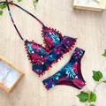 TRIANGULO CON POMPONES ESTAMPADO
